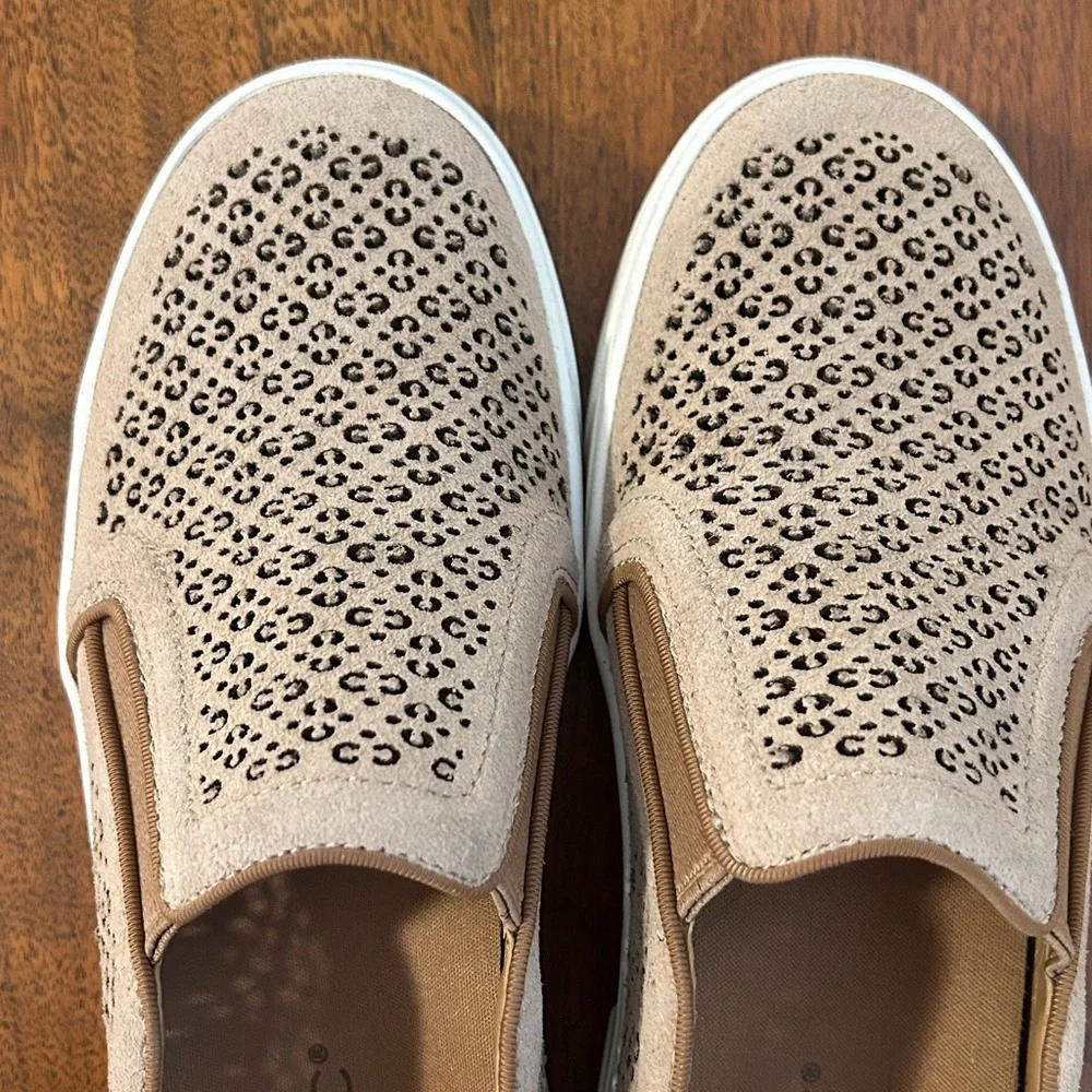 Vionic Beige Perforated Slip-On Shoes. Size 7.5 - Picture 4 of 9